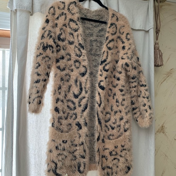 Sweaters - Adorable fuzzy sweater